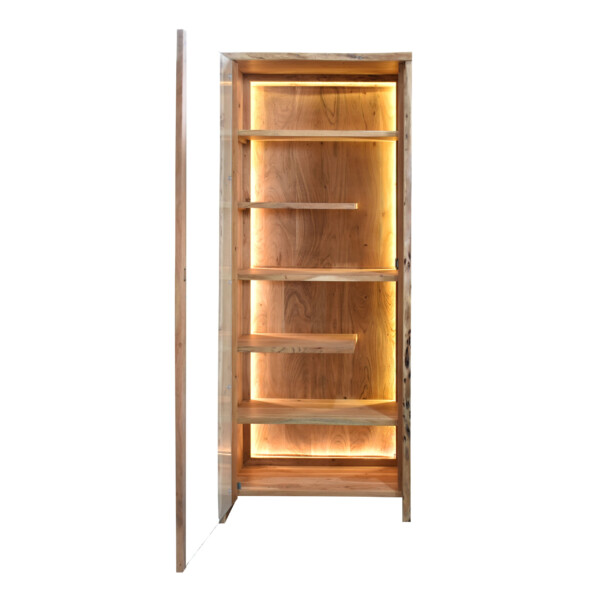 Vitrina en madera de acacia de la colección NATURA EDGE con una puerta de cristal abierta y luces led iluminando el interior